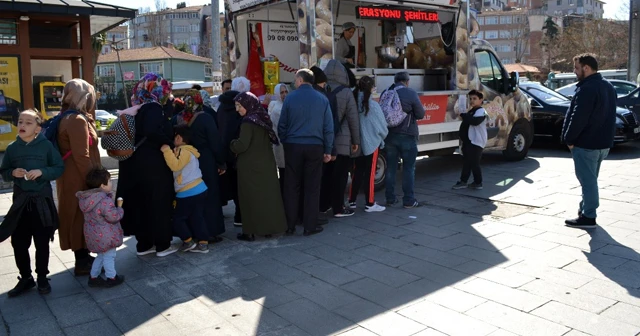 Gaziantepliler şehitler için mevlit okutup helva ve lokma dağıttı