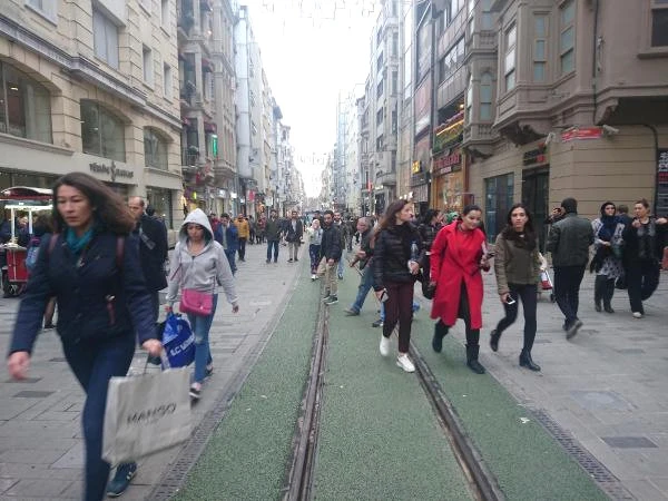 İstiklal Caddesi'nde tramvay yolu yeşillendi, vatandaşlar şaşkınlığını gizleyemedi