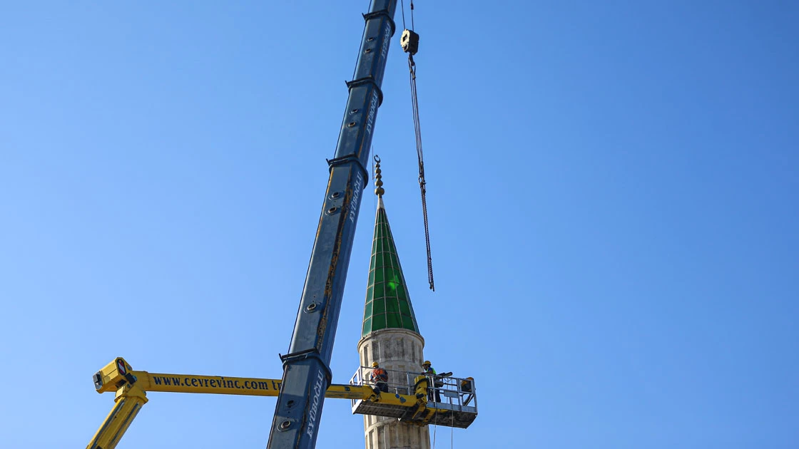 İstanbul'daki depremde hasar gören minarenin yıkımına başlandı