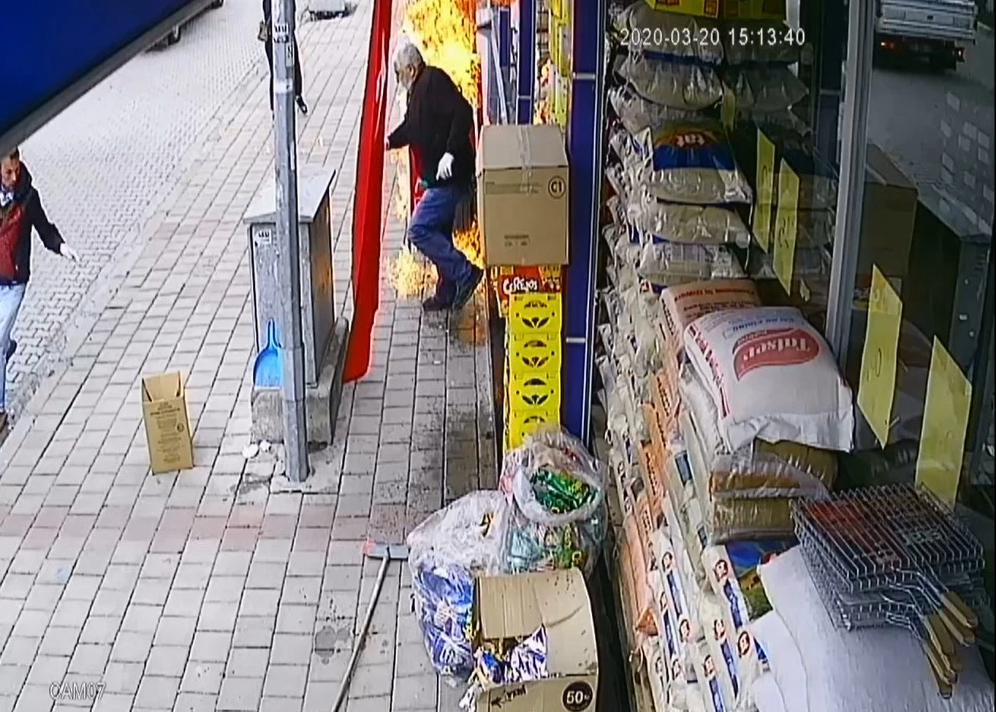 Eski erkek arkadaşına kızan genç kız, babasının marketini kundakladı