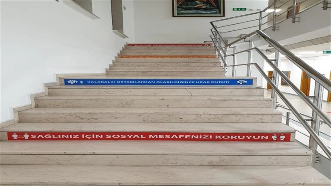 MSB karargahında pano ve koridorlara Kovid-19 ile ilgili uyarı etiketleri yapıştırıldı