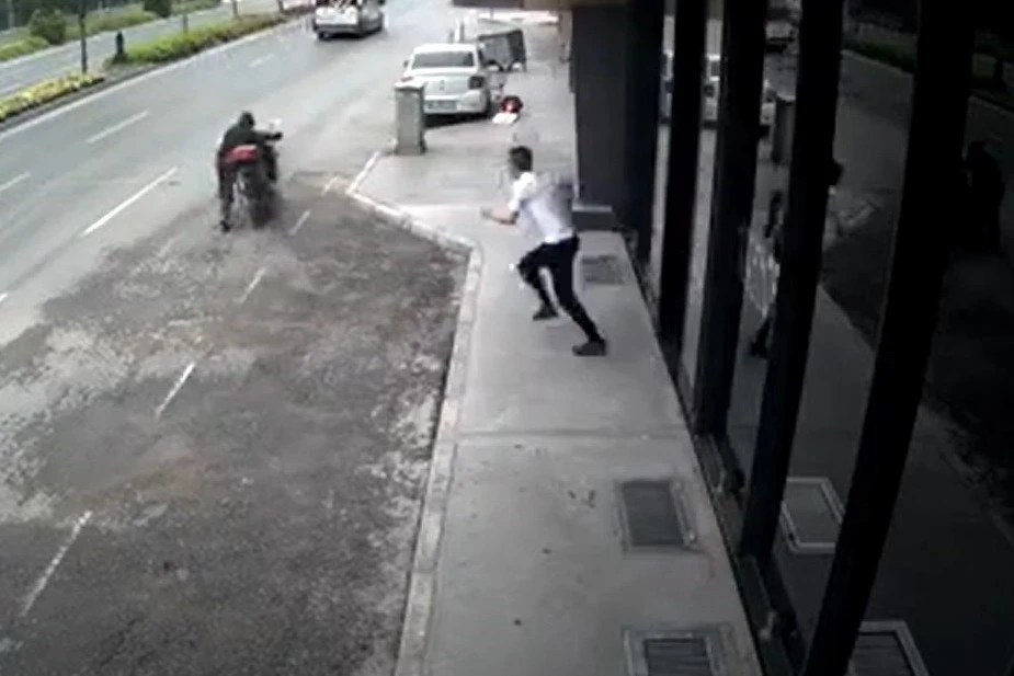 Motosikleti çalan hırsıza meydan dayağı