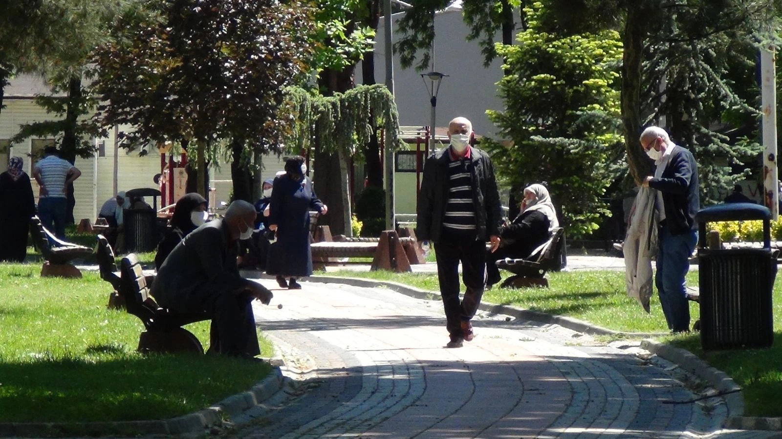 İzinlerin başlamasıyla ilk gittikleri yer mezarlık oldu