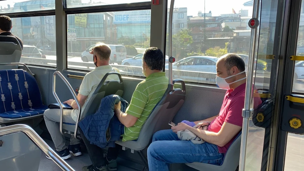 Metrobüsler ve duraklarda dikkat çeken yoğunluk