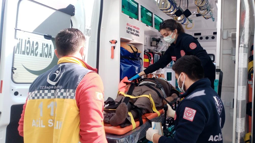 Maden ocağında iş makinesi devrildi, operatör yaralandı