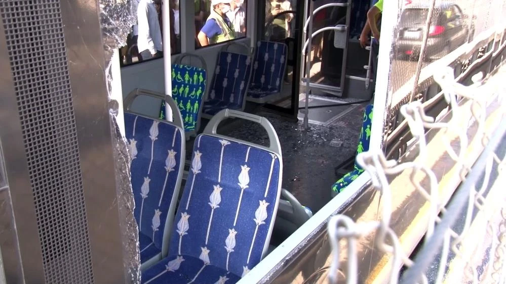 Küçükçekmece'de metrobüs kazası: 24 yaralı