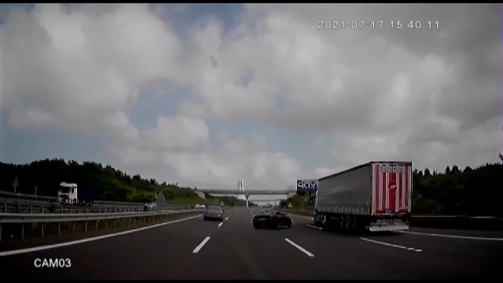 Otobanda makas dehşeti! Araç paramparça oldu