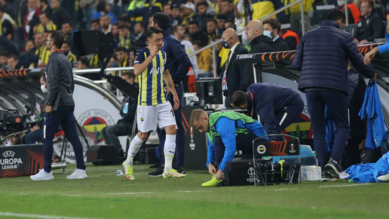 Fenerbahçe'de ikinci Mesut Özil vakası: Şişeleri tekmeledi