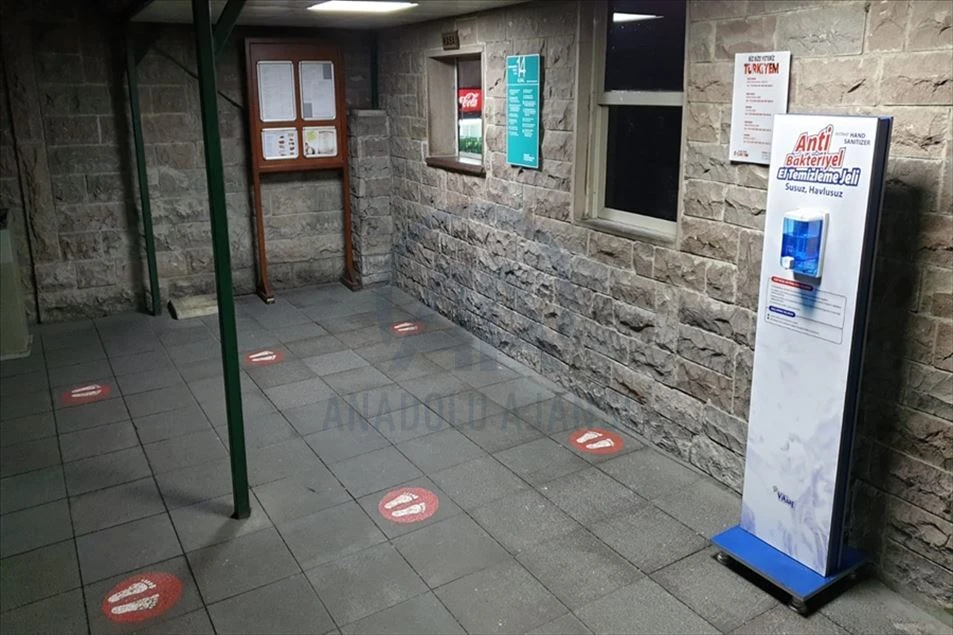 MSB karargahında pano ve koridorlara Kovid-19 ile ilgili uyarı etiketleri yapıştırıldı