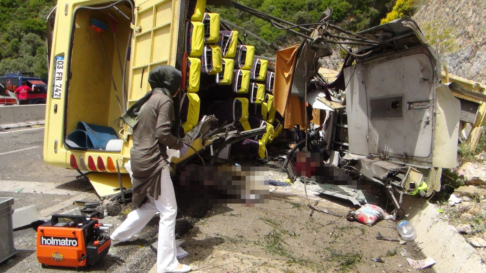 Tur otobüsü devrildi; çok sayıda ölü ve yaralı var