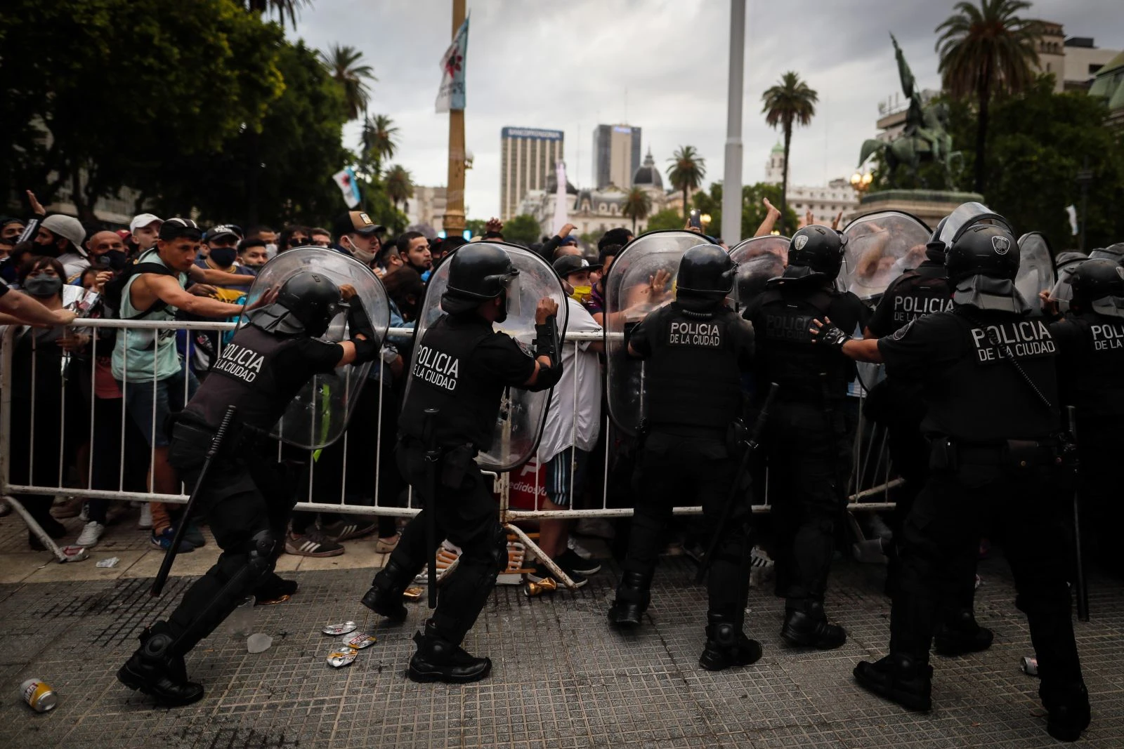 Maradona'nın hayranlarıyla polis arasında arbede