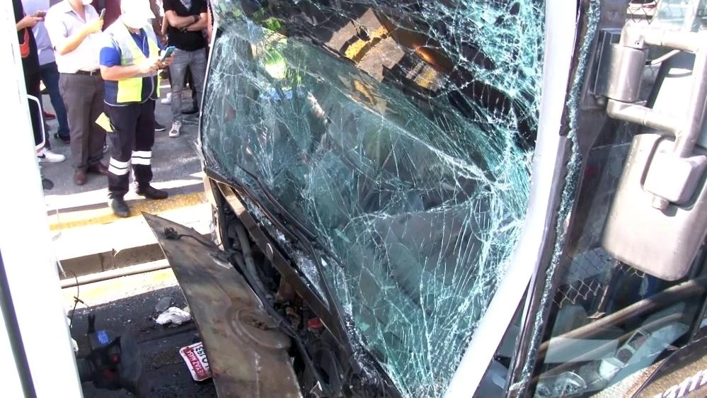 Küçükçekmece'de metrobüs kazası: 24 yaralı