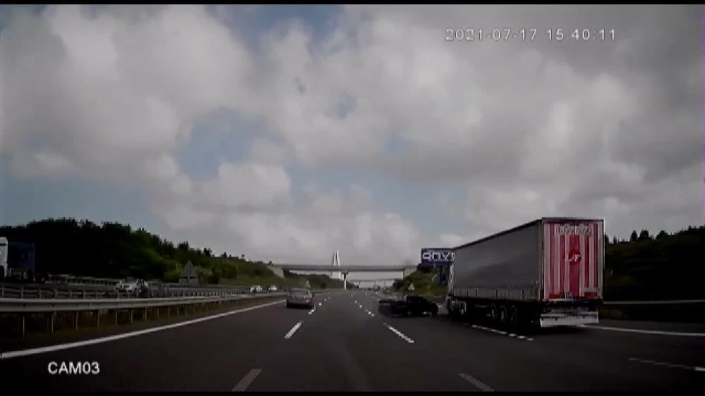 Otobanda makas dehşeti! Araç paramparça oldu