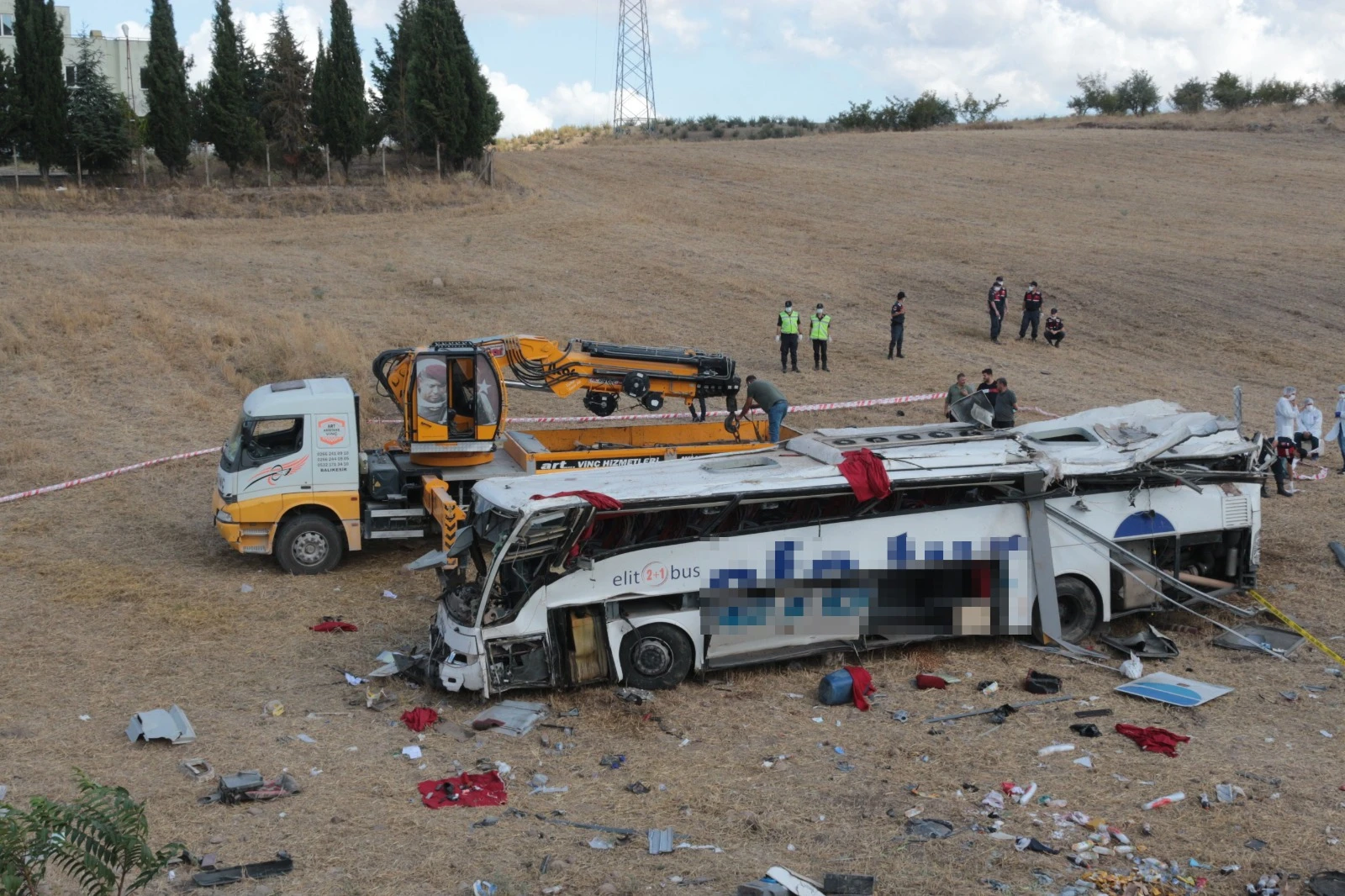 Uşak'ta otobüs şarampole yuvarlandı: Çok sayıda yaralı