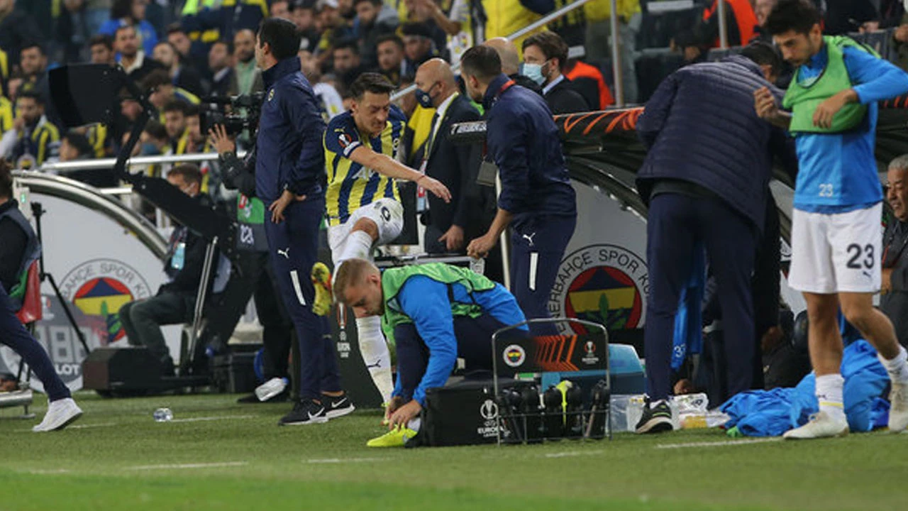Fenerbahçe'de ikinci Mesut Özil vakası: Şişeleri tekmeledi