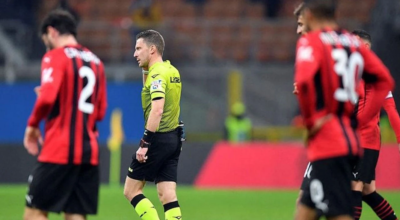 Hata yapan hakem gözyaşlarına boğuldu! Teselli etmek futbolculara kaldı...