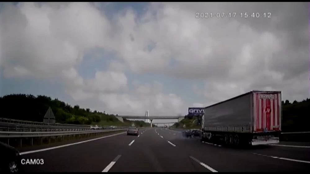 Otobanda makas dehşeti! Araç paramparça oldu