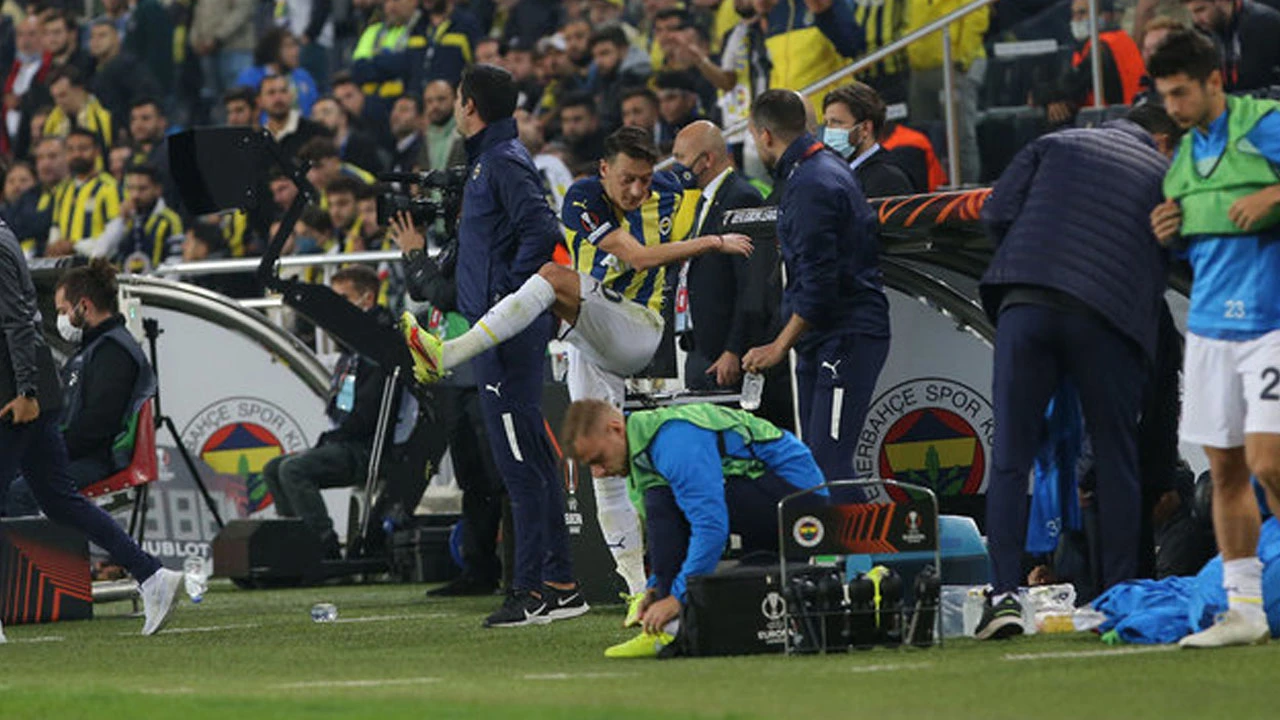Fenerbahçe'de ikinci Mesut Özil vakası: Şişeleri tekmeledi