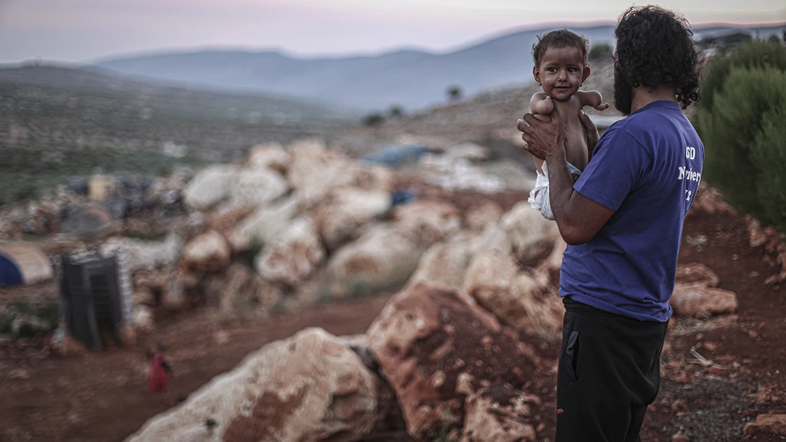 Uzuvları olmayan Muhammed bebek tutunacak bir hayat arıyor