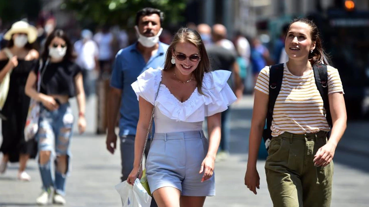 Taksim eski günlerdeki gibi: Maske yok, mesafe hiç yok