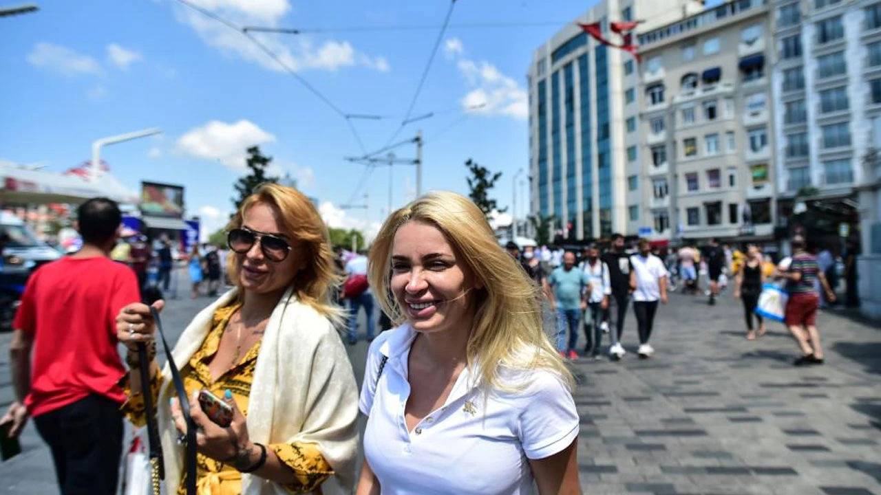 Taksim eski günlerdeki gibi: Maske yok, mesafe hiç yok