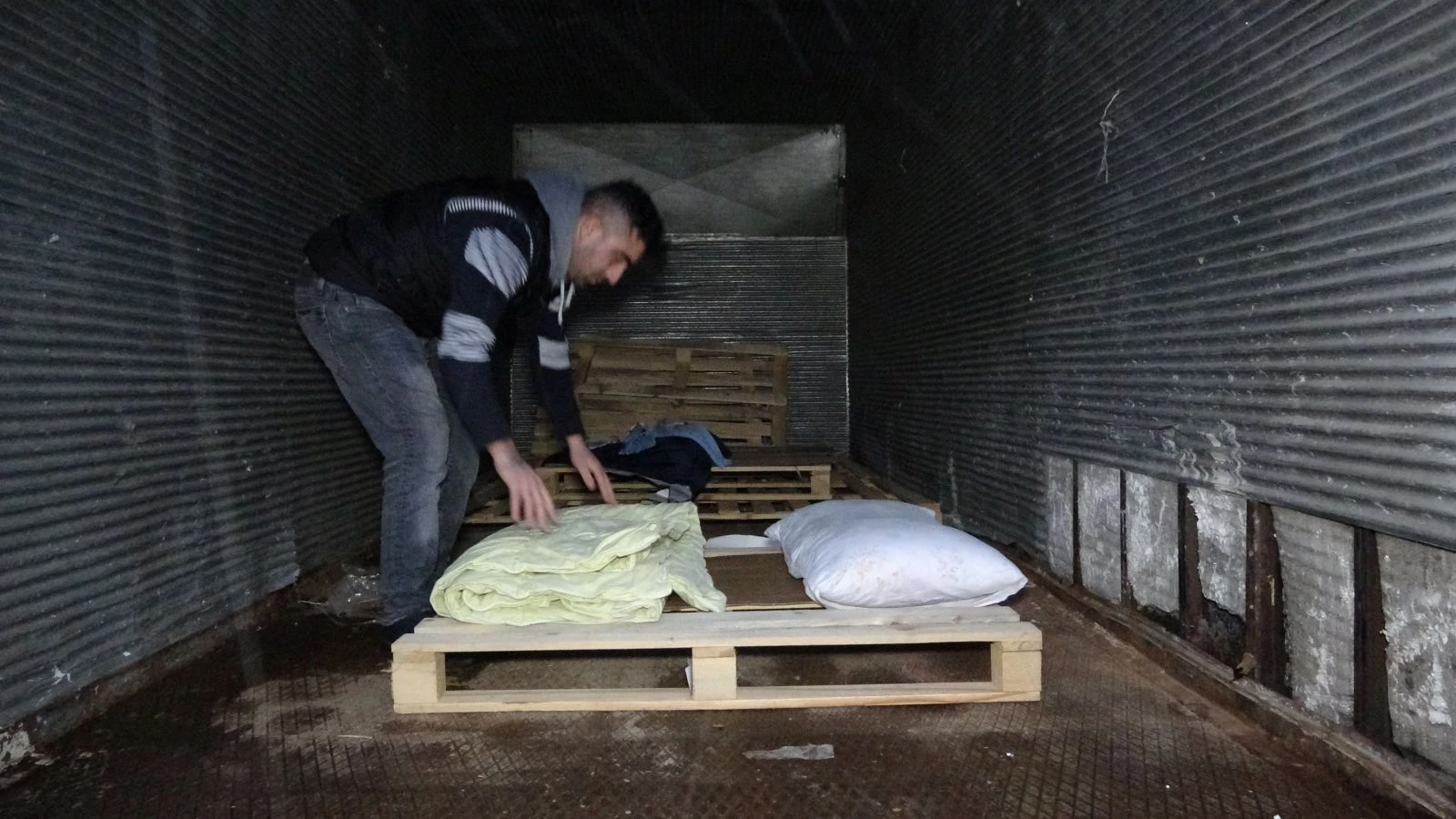 Mazot hırsızlarından bıktı, kamyon kasasında yatmaya başladı