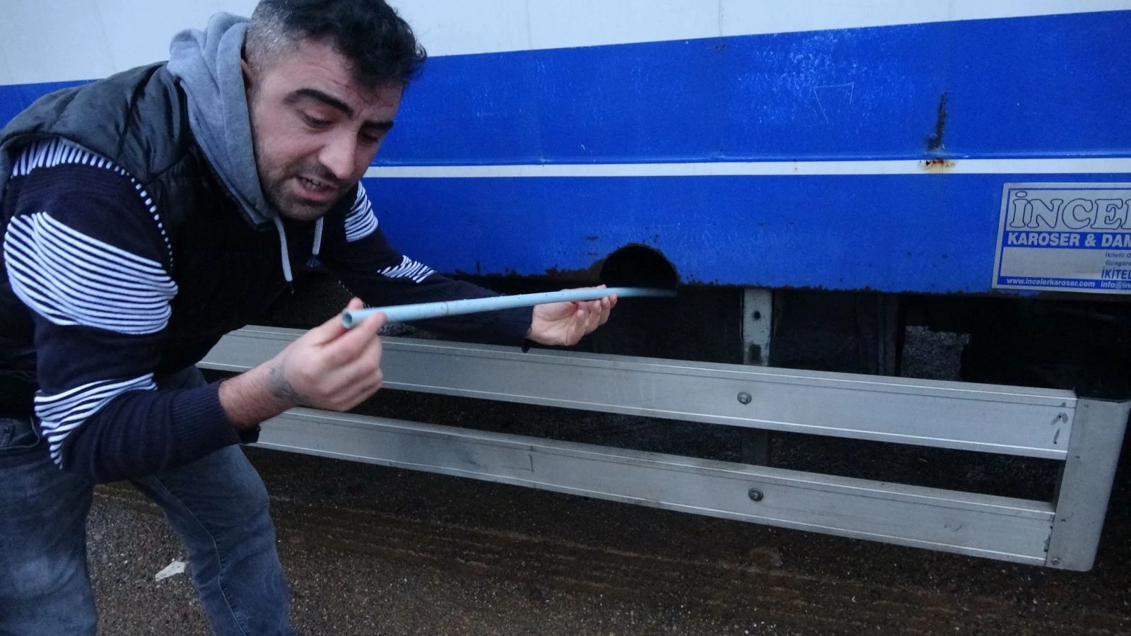 Mazot hırsızlarından bıktı, kamyon kasasında yatmaya başladı