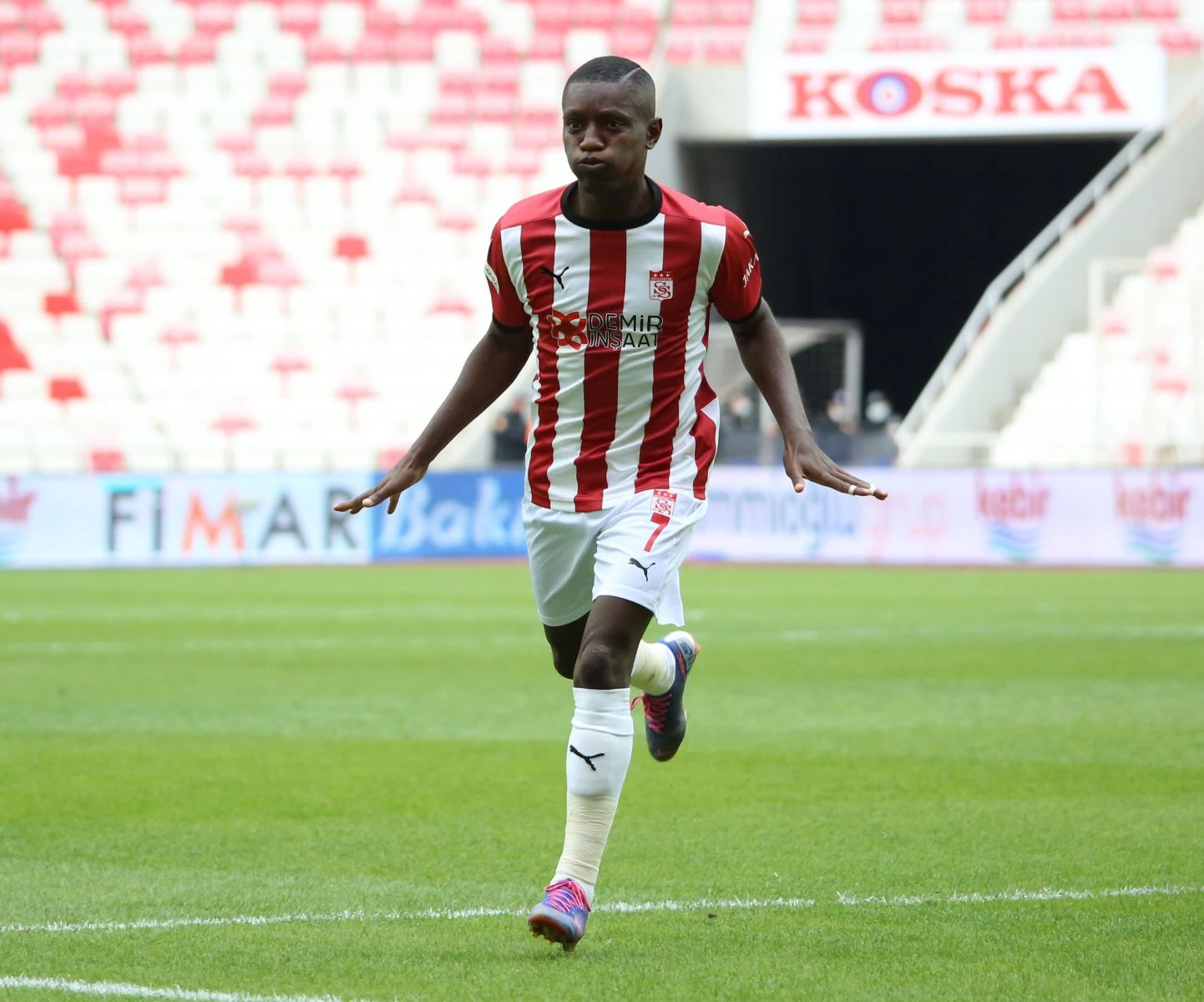 Demir Grup Sivasspor, VavaCars Fatih Karagümrük'ü 4-0 mağlup etti