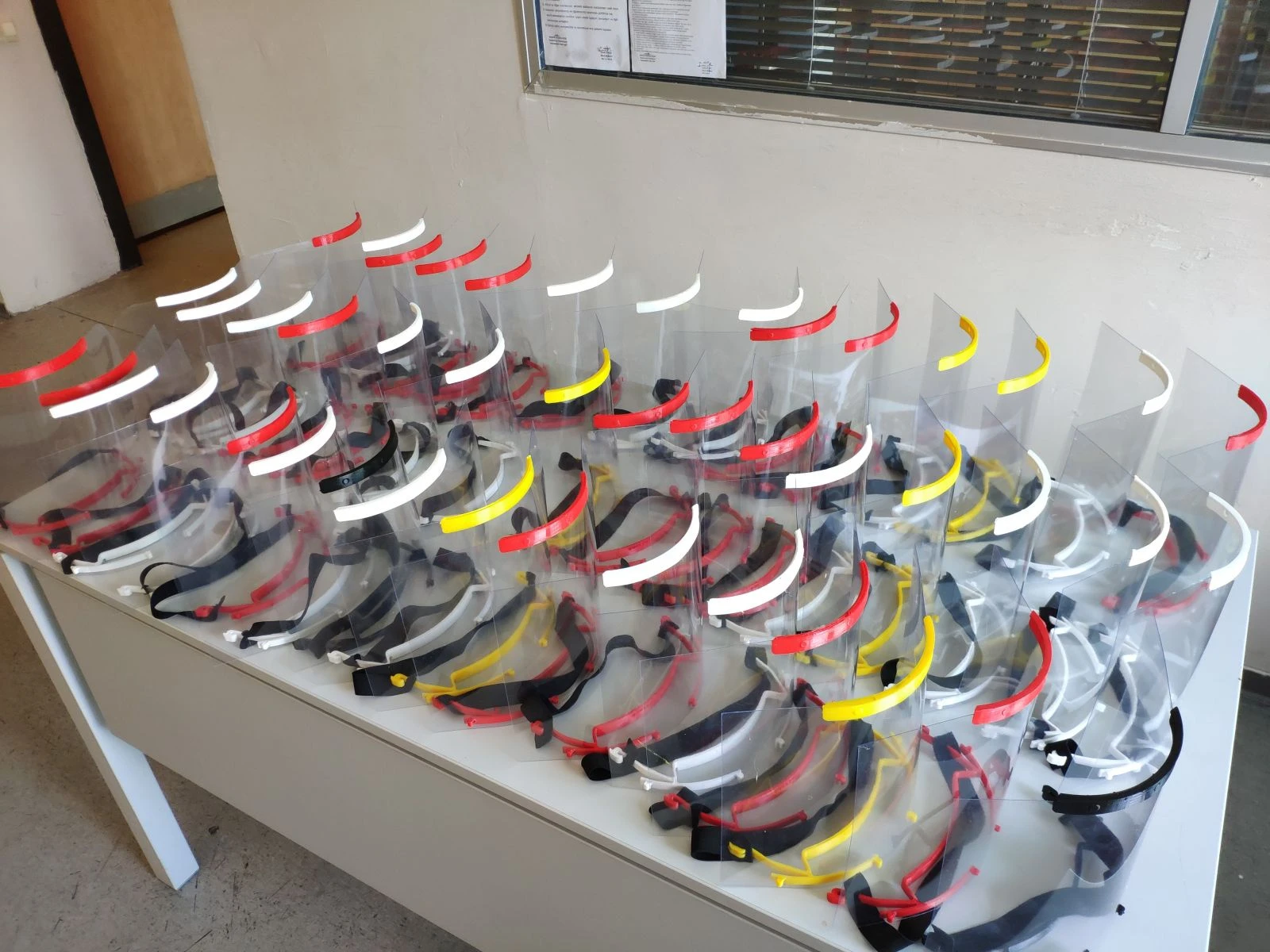 Meslek lisesinde sosyal mesafe cihazı geliştirdi