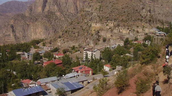 Mehmetçik terörü temizledi, iş makineleri yol yaptı