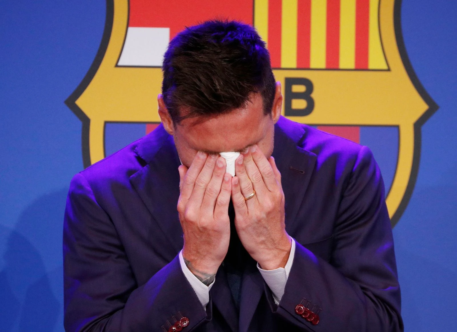 Lionel Messi, Barcelona'ya gözyaşlarıyla veda etti!