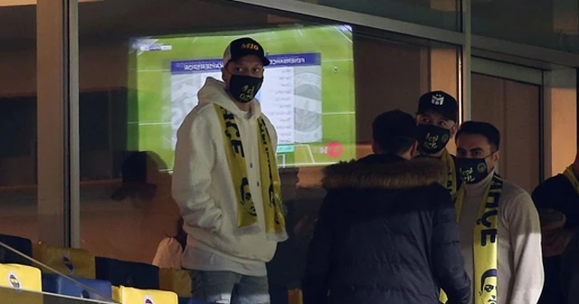 Mesut Özil tribünde, Szalai ilk 11’de sahada