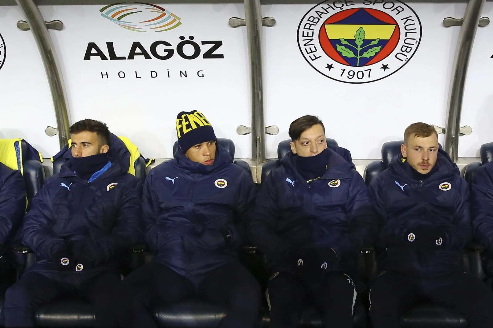 Fenerbahçe’de Mesut Özil krizi! Takımdan ayrılıyor…