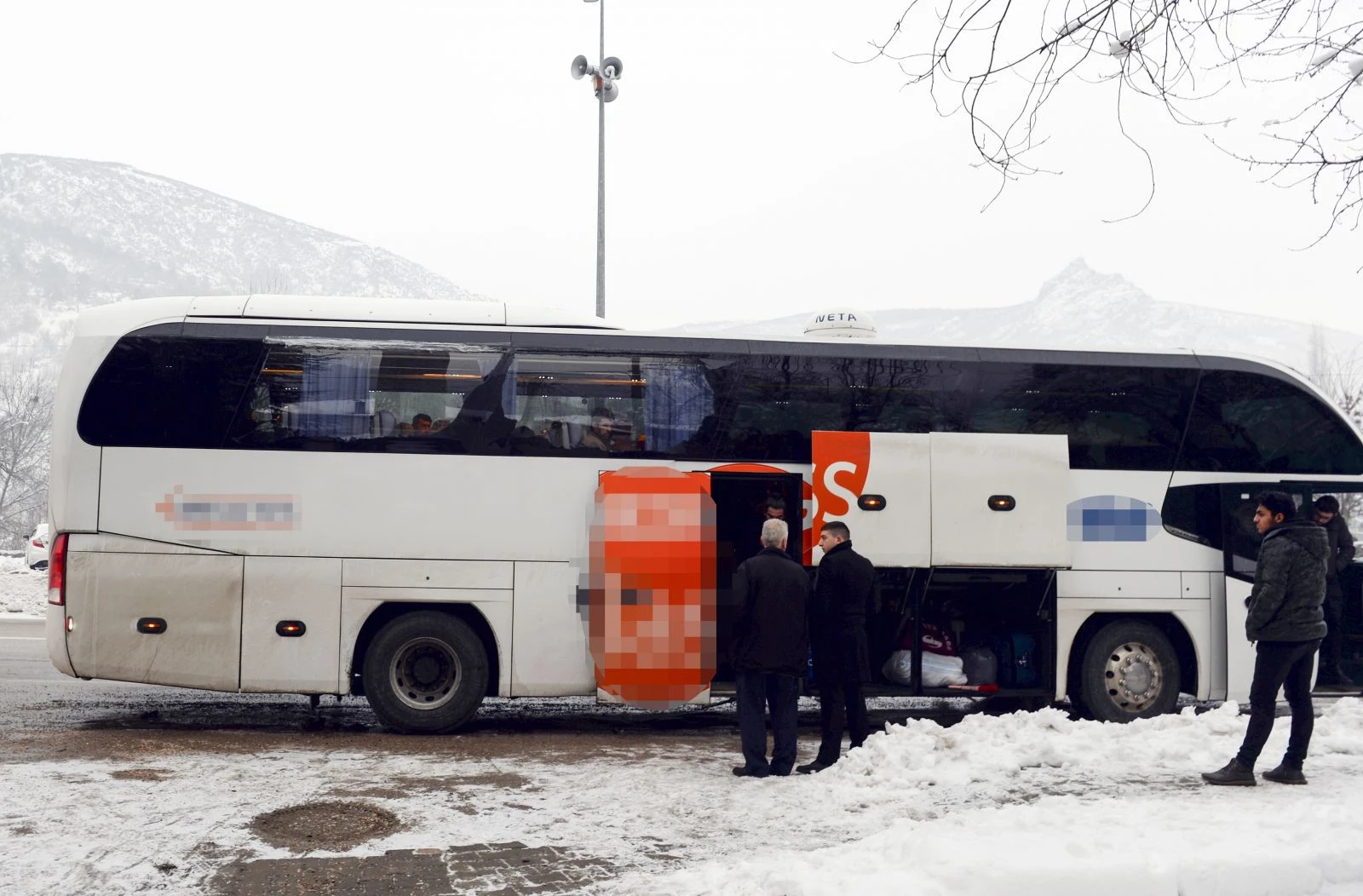 Otobüsteki yolcular daha fazla dayanamadı polisi arayarak ihbar etti