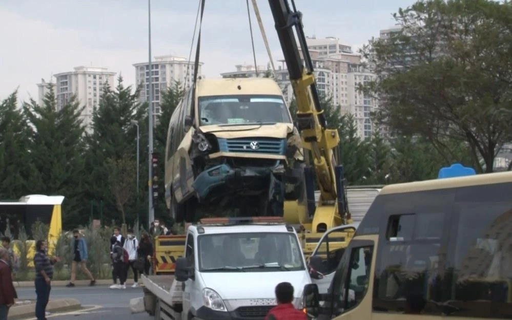 Kaza yapan minibüsçü gazetecileri tehdit etti