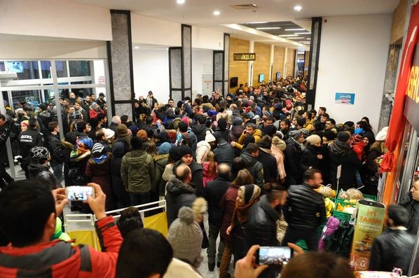 Uludağ'da teleferik kuyruğu