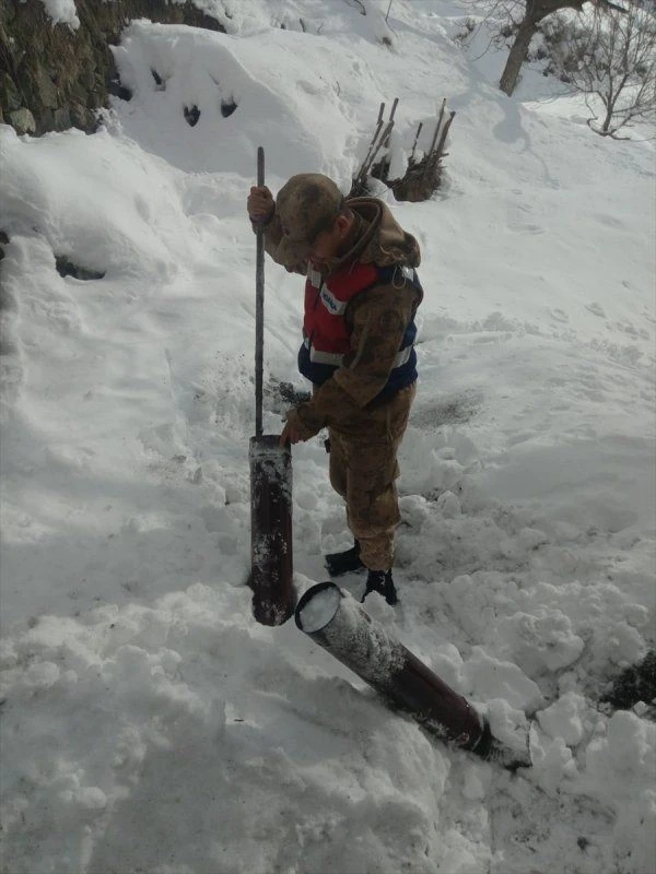Mehmetçik yaşlı vatandaşın sobasını temizledi