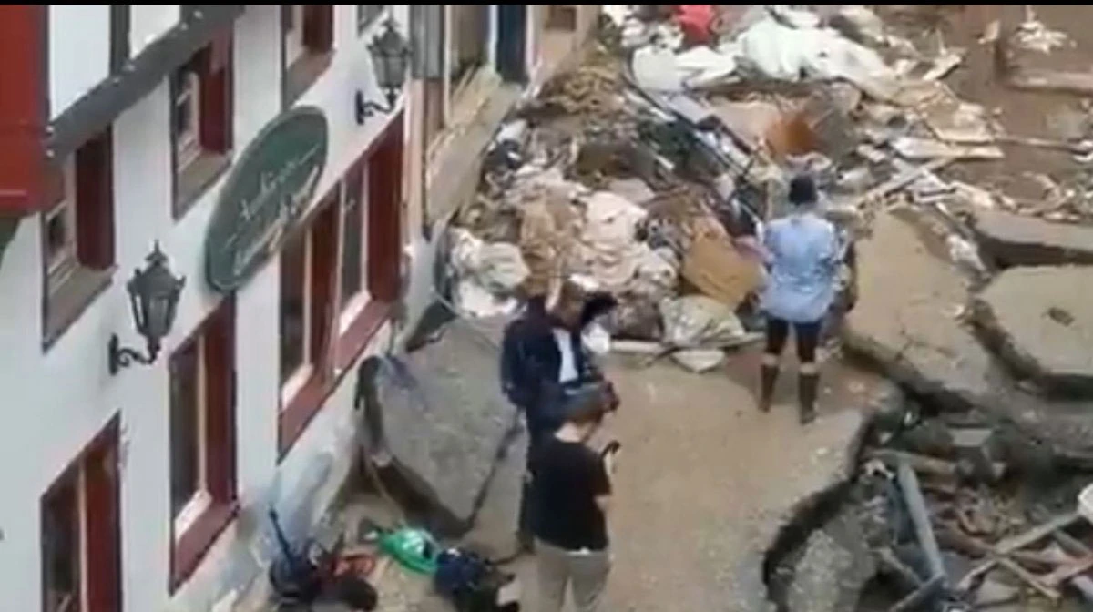 Alman muhabirden yalan skandalı: Eline yüzüne bulaştı