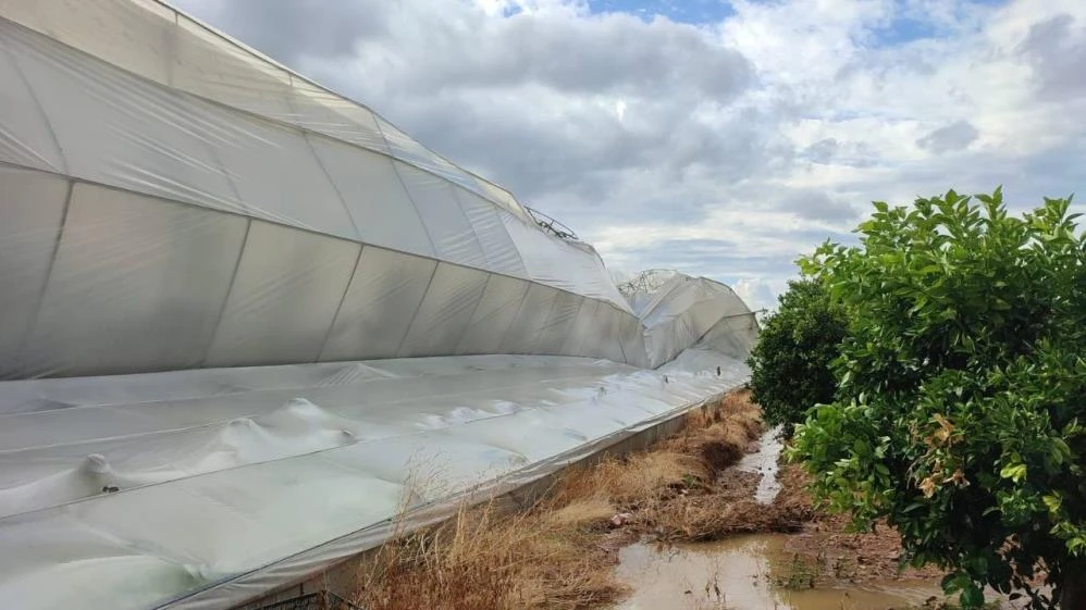 Antalya’da hortum paniği: Ortalık savaş alanına döndü