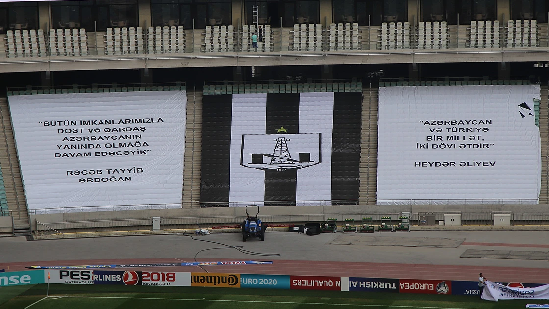 Neftçi-Galatasaray karşılaşmasının oynanacağı statta 'kardeşlik' pankartları