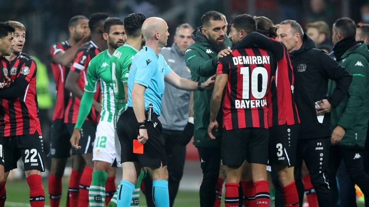 Avrupa maçında Türk asıllı futbolcuya saldırdı: Kulağını kopartmaya çalıştı