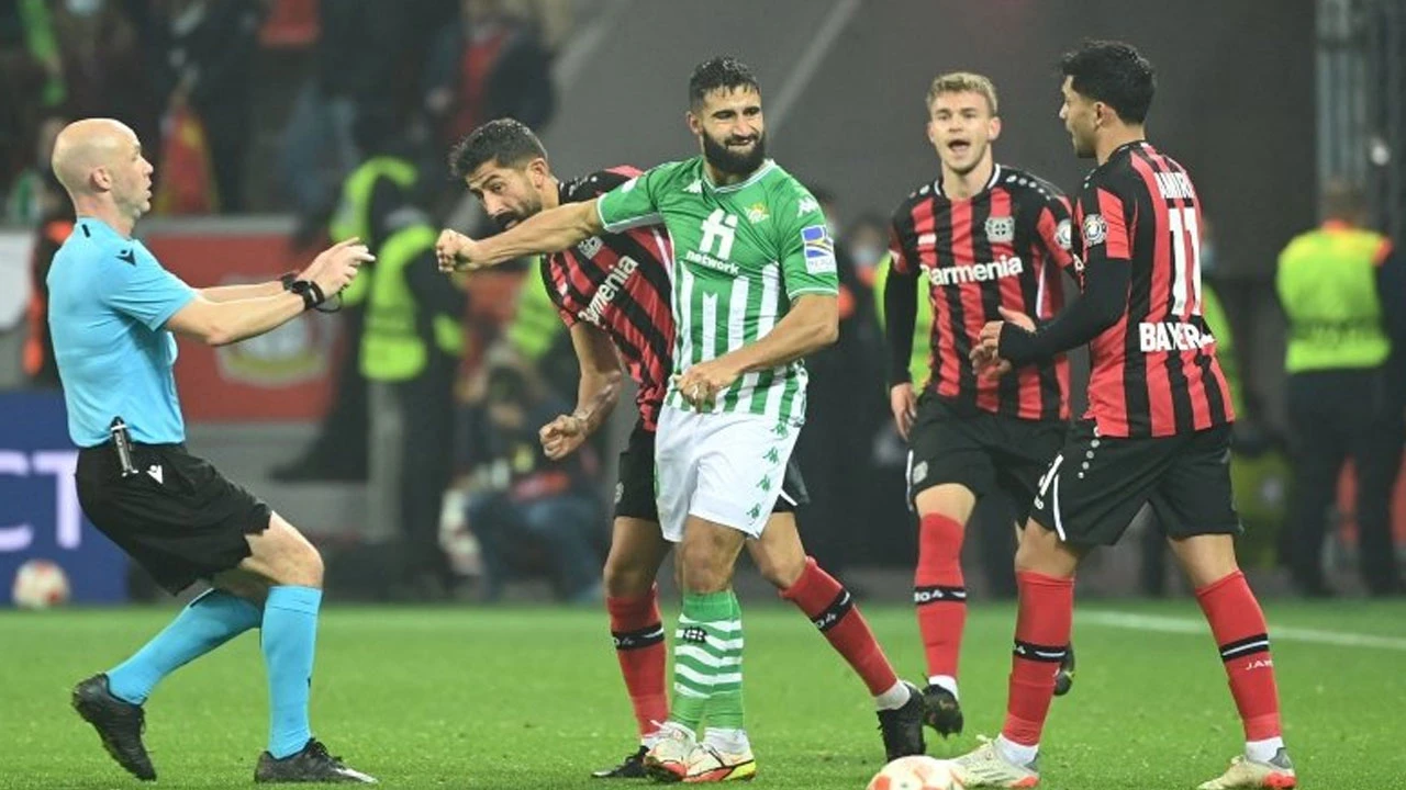 Avrupa maçında Türk asıllı futbolcuya saldırdı: Kulağını kopartmaya çalıştı