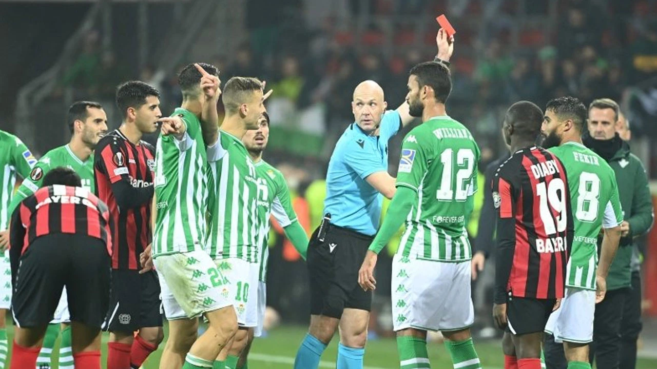 Avrupa maçında Türk asıllı futbolcuya saldırdı: Kulağını kopartmaya çalıştı