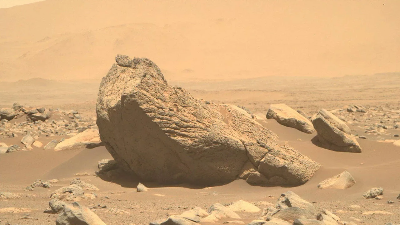 Mars'ta tuhaf bir kaya bulundu