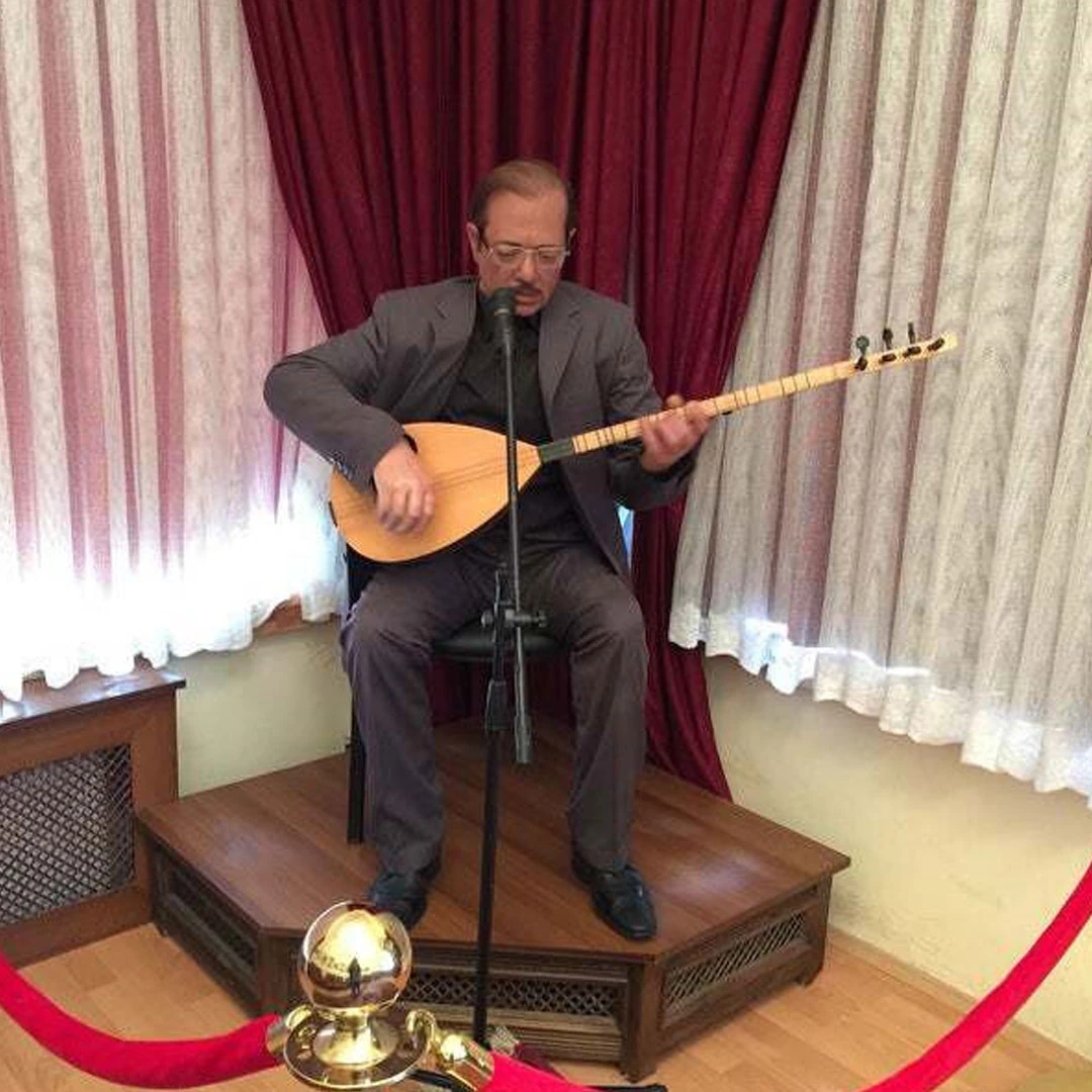 Aile robot temsile isyan etti: Neşet Ertaş panayır sanatçısı mı?