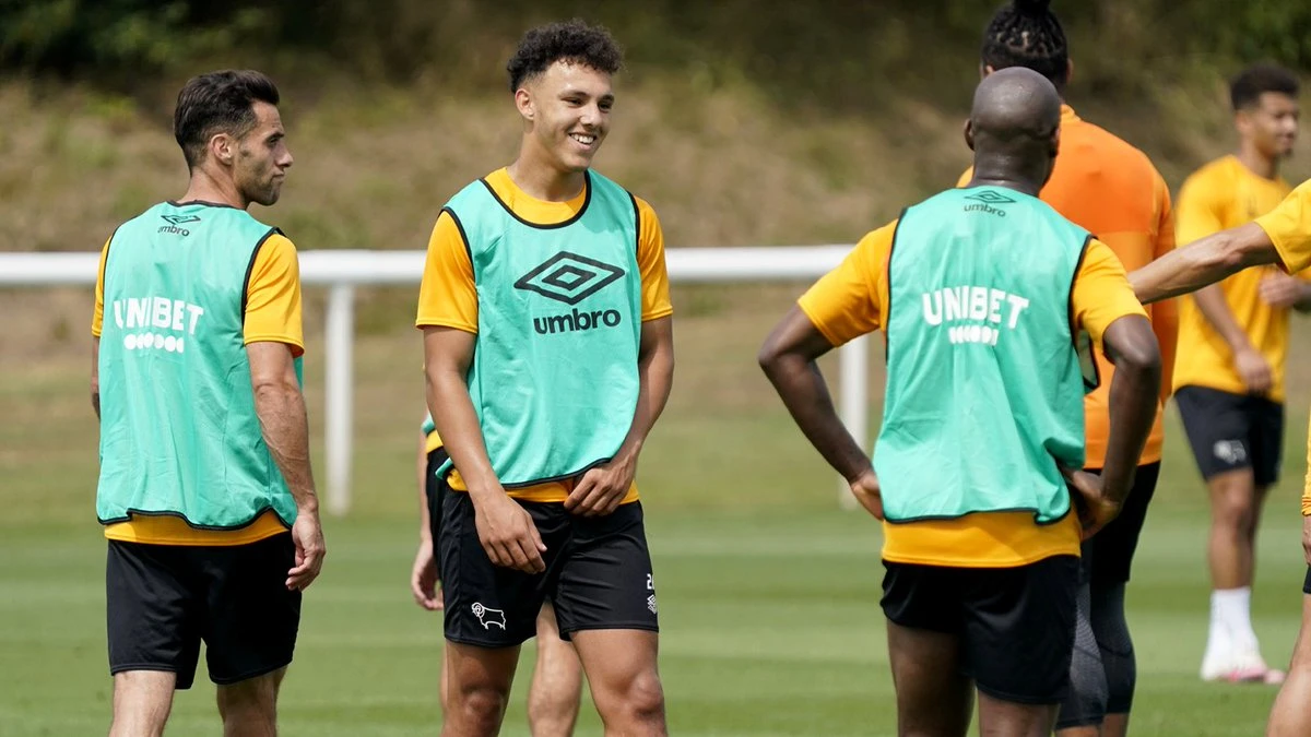 Wayne Rooney, oyuncusu Jason Knight'ı sakatladı