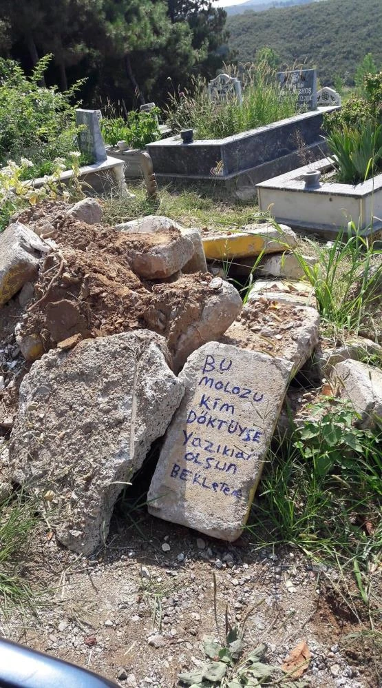 Babasının mezarına moloz dökenlere bıraktığı notla tepki gösterdi
