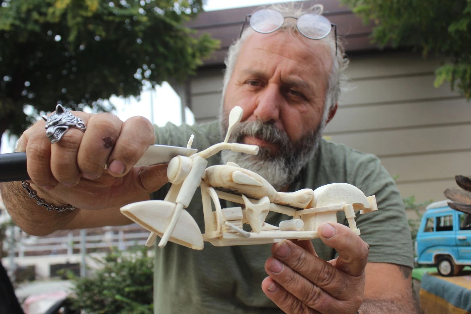 Odunları çakıyla otomobile çeviriyor