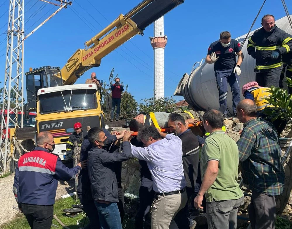 Beton mikserinin ezdiği minibüsten sağ çıktı