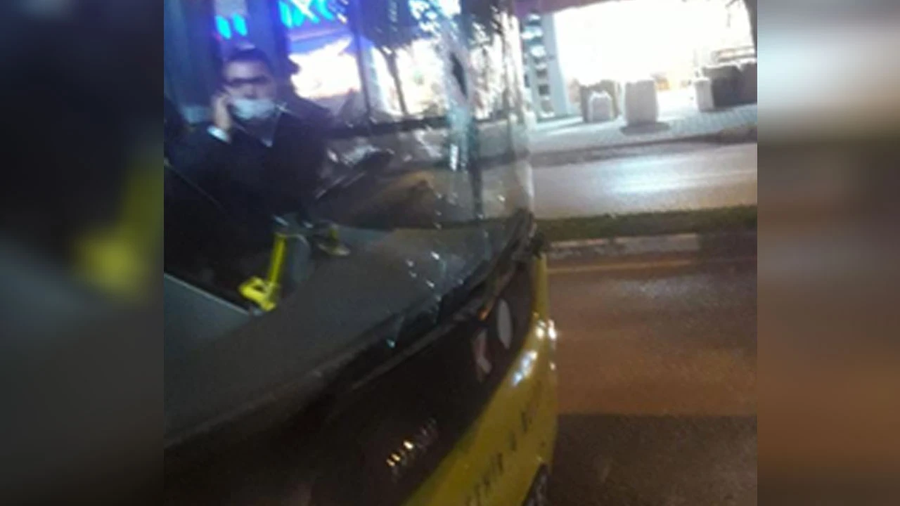 Eli bıçaklı saldırgan dehşet saçtı: Küfür etti, yol kesti, otobüsün camını kırdı